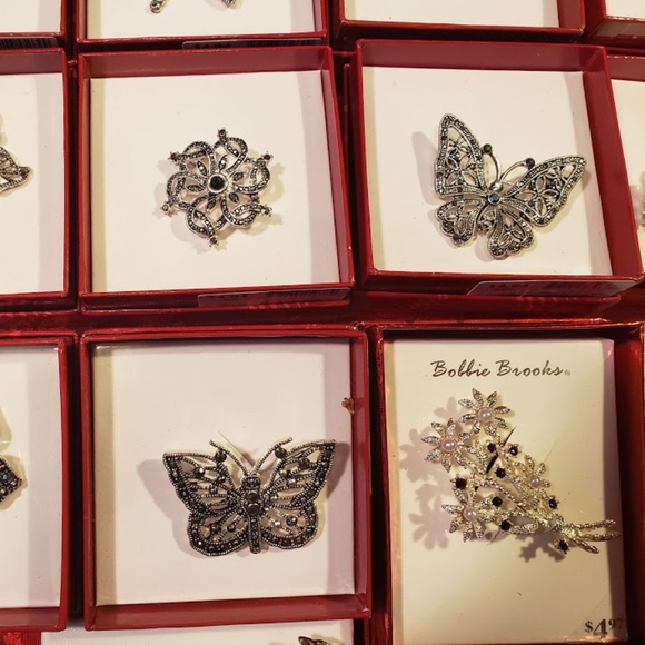 Set of Beautiful Brooches (32 Pieces) - Picture 6 of 7